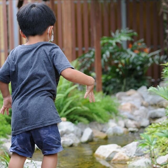 Once the kids entered our wild-classroom, they will be busy for hours 🤣🤣👣👣
#wildclassroom #naturebasedlearning #naturebasedpreschool #outdoorlearning #sensoryplay #waterplay #summerfun