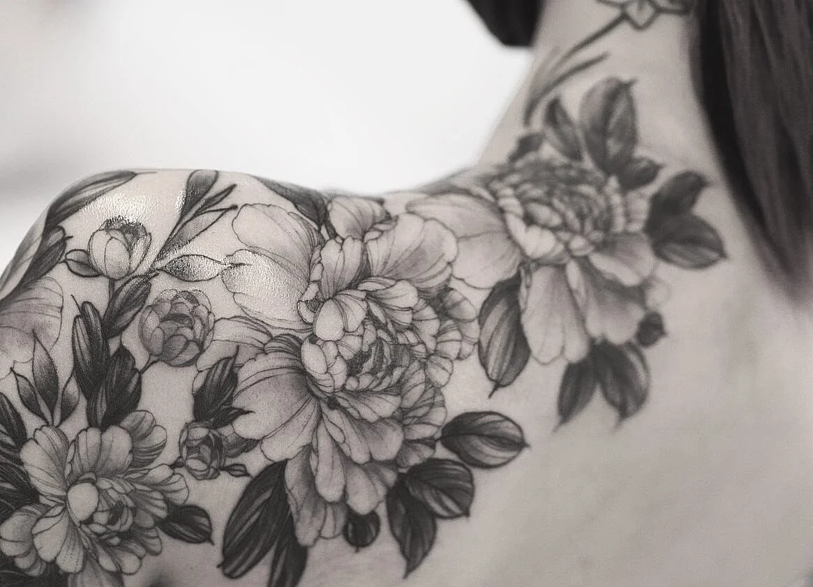 Florals on the shoulder and neck by @davidrobinson_mybloodyart