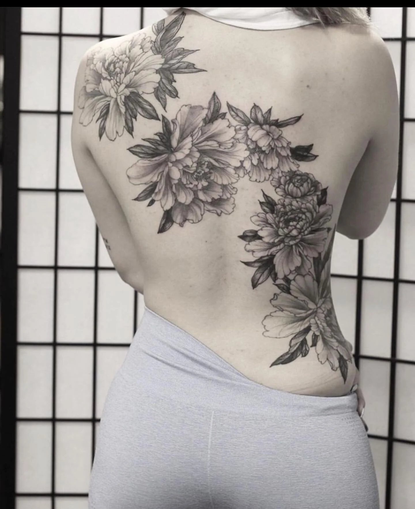 Floral back tattoo by @davidrobinson_mybloodyart #botanalley #burlingame #burlingametattoo #downtownburlingame #sanfrancisco #sanfranciscotattoo #sanfranciscotattooartist #girlswithtattoos #blackandgreytattoo #flowers #flowertattoo #floral #floraltat