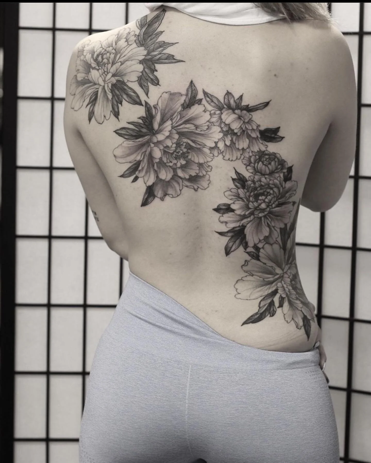 #burlingame #burlingametattoo #downtownburlingame #sanfrancisco #sanfranciscotattoo #sanfranciscotattooartist #girlswithtattoos #blackandgreytattoo #flowers #flowertattoo #floral #floraltattoo
#tattooedgirls #style #love #webstsgram #tattoosforwomen 