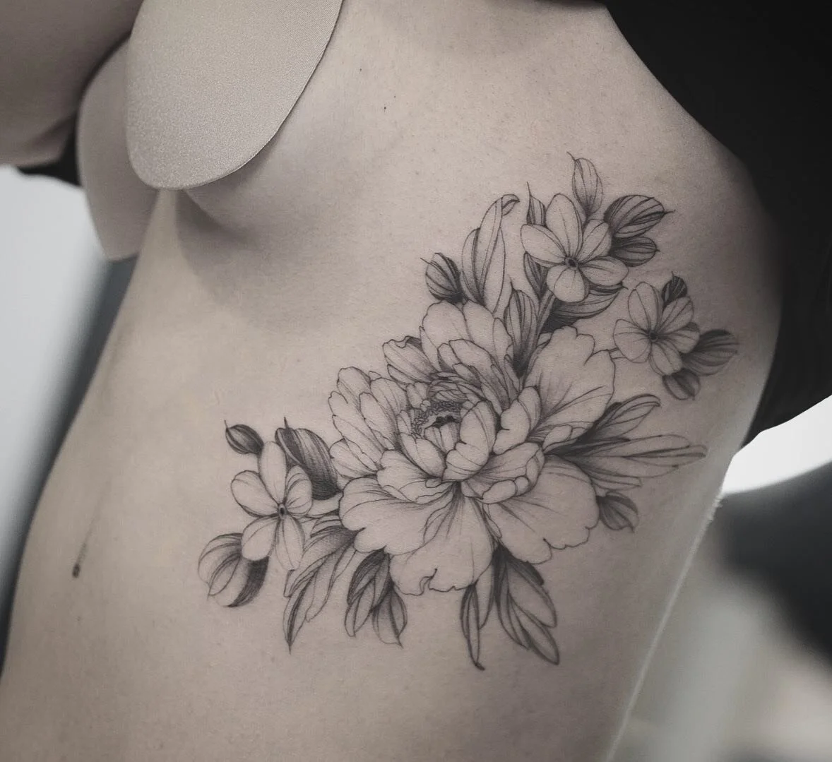 Some fun florals. #burlingame #burlingametattoo #downtownburlingame #sanfrancisco #sanfranciscotattoo #sanfranciscotattooartist #girlswithtattoos #blackandgreytattoo #flowers #flowertattoo #floral #floraltattoo
#tattooedgirls #style #love #webstsgram