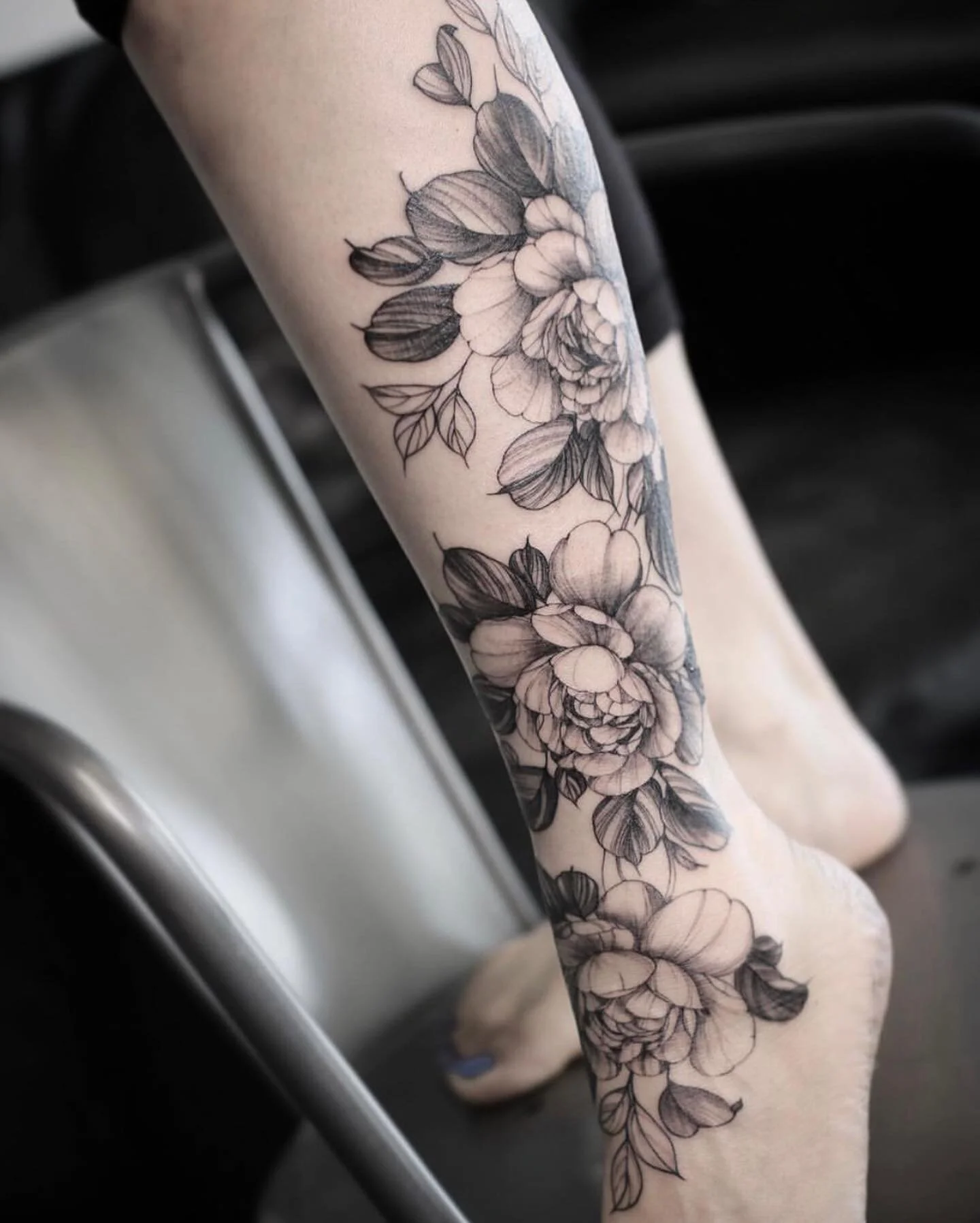 Flowers on the leg by @davidrobinson_mybloodyart