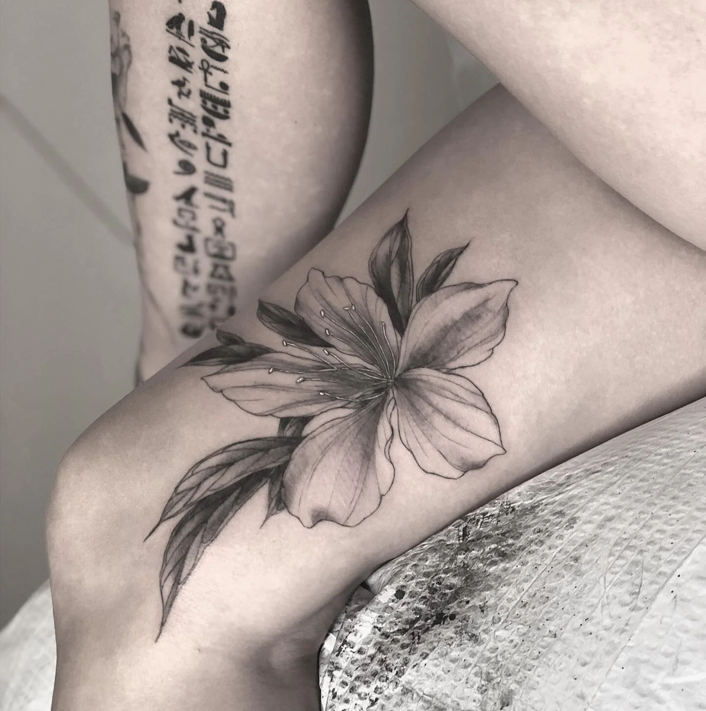 Floral addition done this week. Thank you! #girlswithtattoos #blackandgreytattoo #flowers #flowertattoo #floral #floraltattoo #burlingame #burlingametattoo #downtownburlingame #sanfrancisco #sanfranciscotattoo #sanfranciscotattooartist
#tattooedgirls