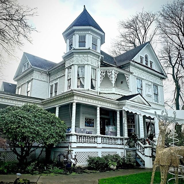 Good morning! 
One of Portland&rsquo;s most enchanting wedding and event venues - the @victorianbelleweddings  mansion. Read more on our latest blog - link in bio!

#weddingvenues #venues #mansion