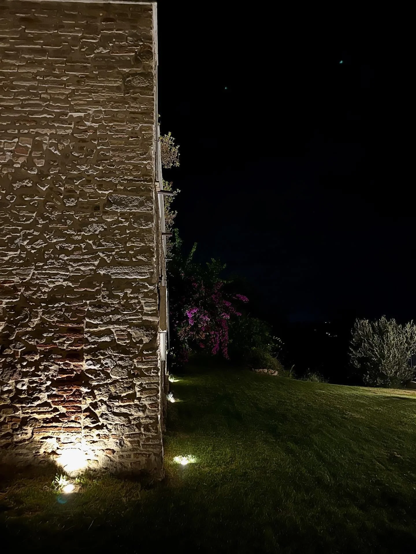 Un giardino, un muro di pietra, una promessa: qui l’idea trova spazio.