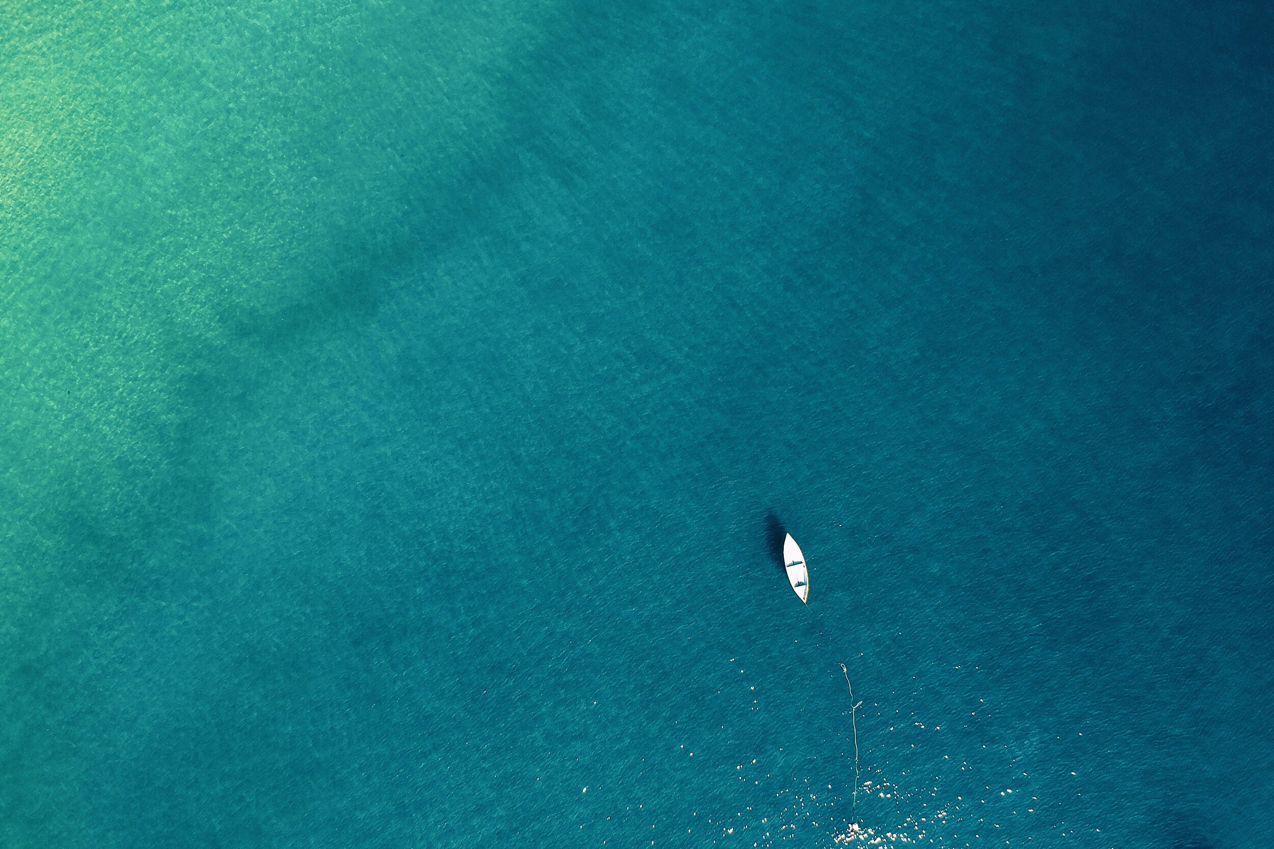 aerial-photo-of-boat-on-sea-1655166.jpg