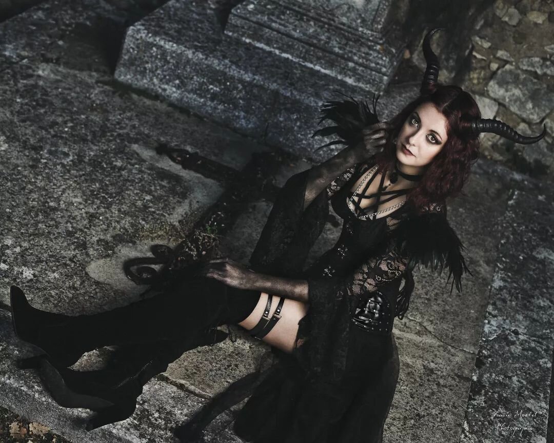 Demon and Darkwitch ( style alternatif )

Mod&egrave;le : @saatsuki.cosplay 
Team : @yuuko.scarlet 

#darkportrait #darkfantasy #fantasyphotography #fantasyshooting #fantasyshoot #thebeautyandthegoth #gothqueen #gothicandamazing #gothinspirations #da