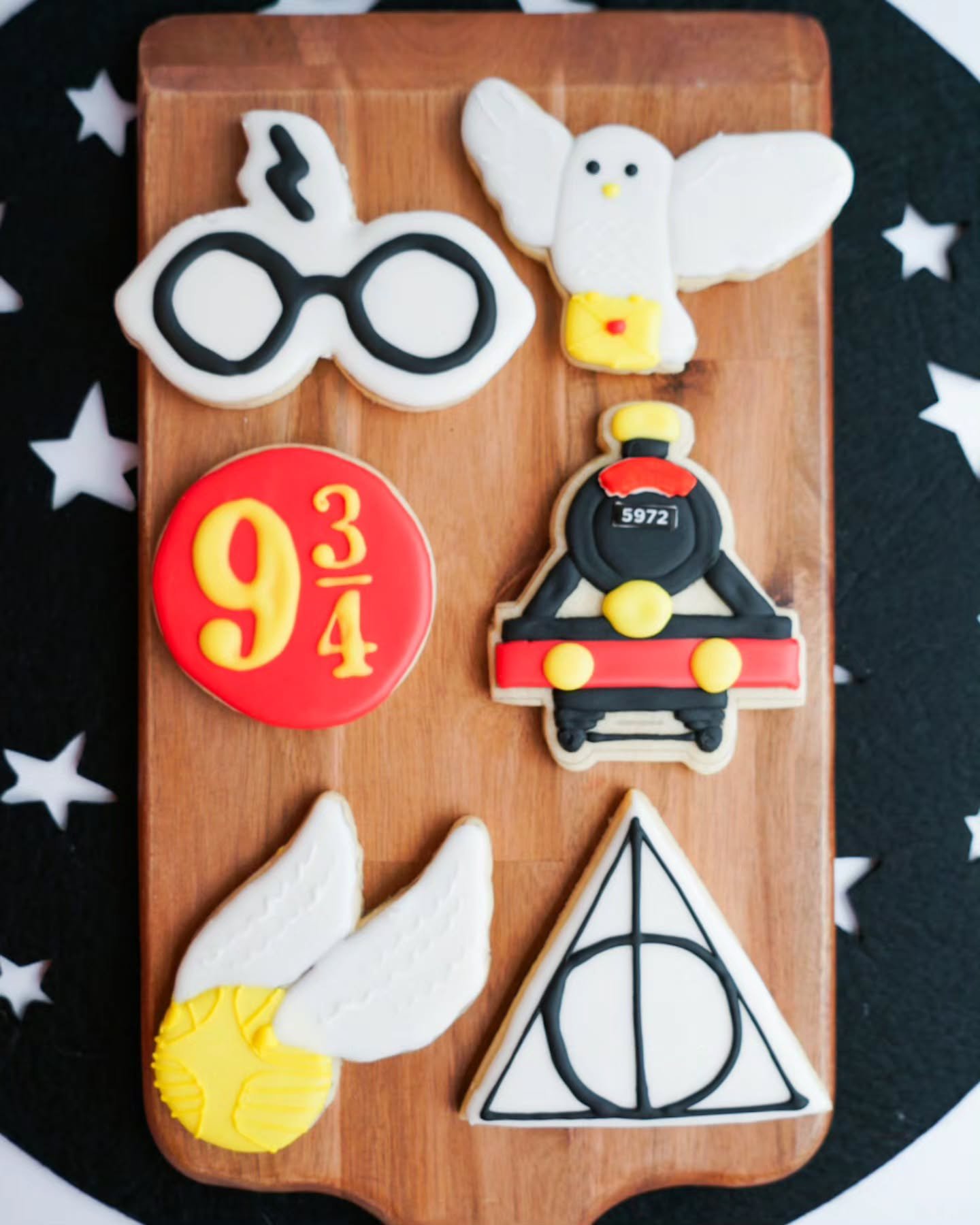 🪄 I solemnly swear I am up to no good in my June cookie class. Attention all muggles, witches and wizards join me for a magical class Saturday, June 14th at Lamppost! We'll be enchanting our cookies for some Sirius fun. I promise by the end of class