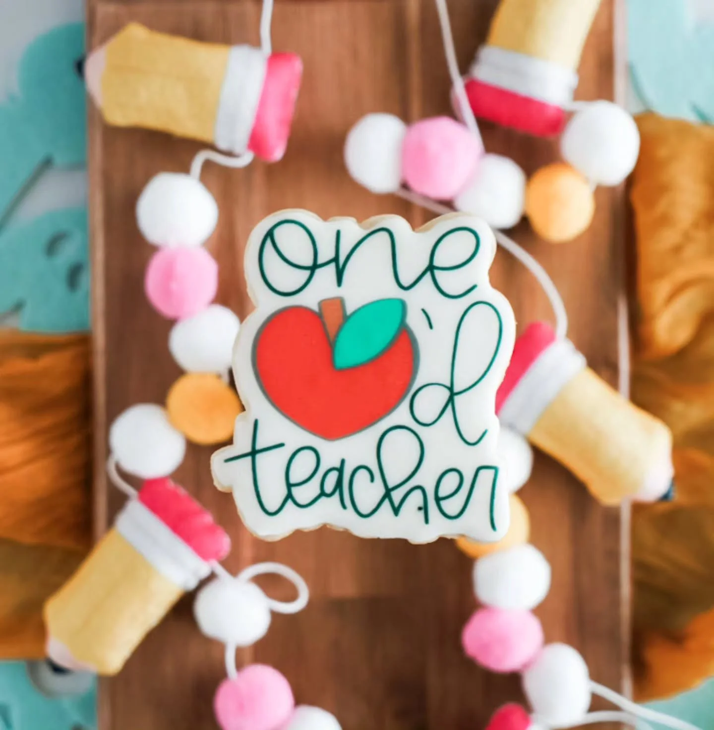🍎❤️Help your kiddo's favorite teacher feel how loved they are. Grab this cookie, heat sealed with a bow and cute gift tag ready to gift or add a gift card and make this a boxed gift set. 

Pre-order is live on my website:
https://www.juliasjustdesse