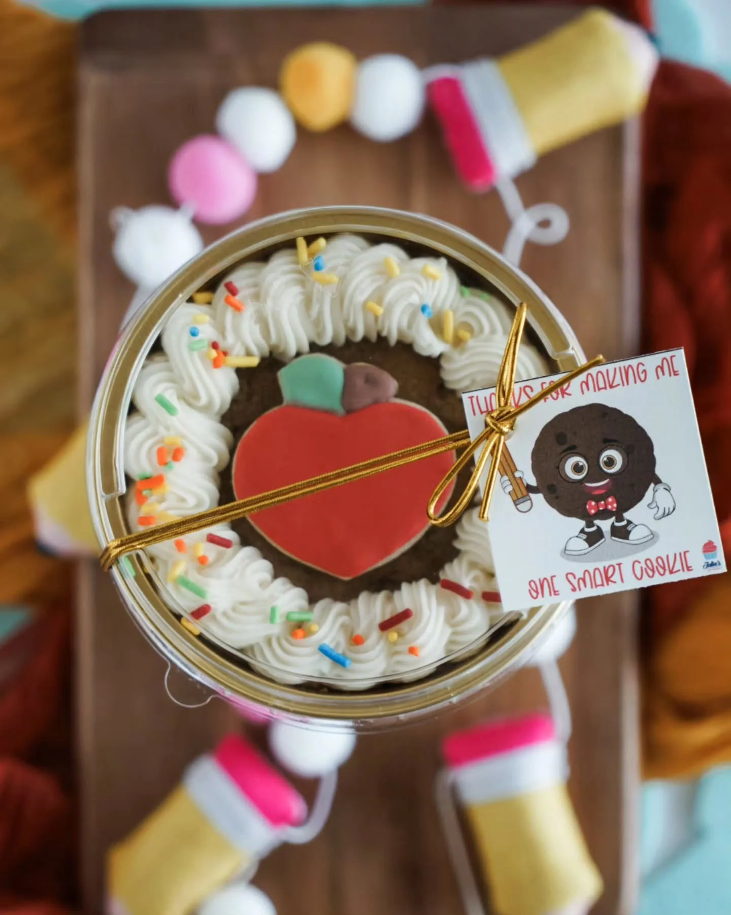 🍎 Don't forget pick ups for Teacher and Nurse Appreciation Week are today and tomorrow. Check your emails! 

P.S. Who doesn't love a  good ol' fashioned cookie cake?

#cookiecake
#teacherappreciationweek 
#nurseappreciationweek
#huttotx 
#juliasjust