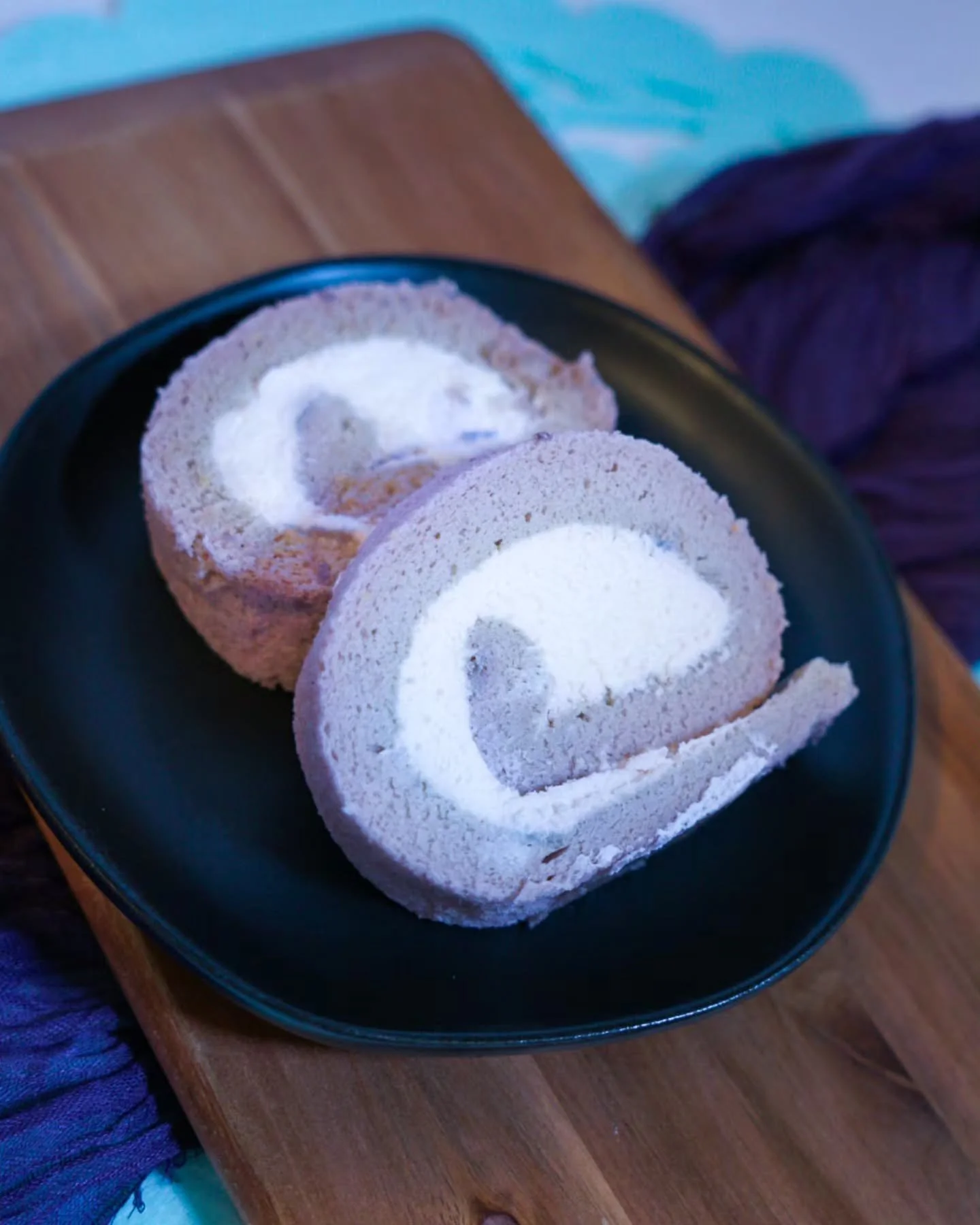 Who loves ube? I've been really into Chinese Swiss Roll cakes lately. I still haven't perfected the recipe but I did decide to do an ube variation. I used @halopantry natural Ube flavoring but because it's natural and clear extract I also still color