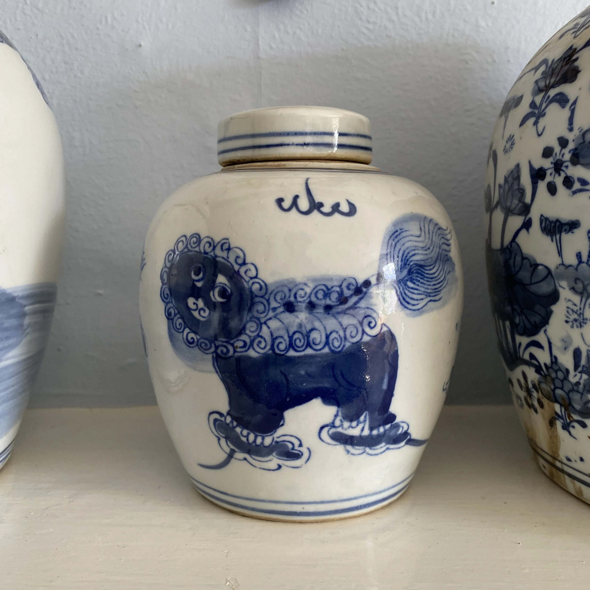 Flat top chinoiserie ginger jar - lion motif