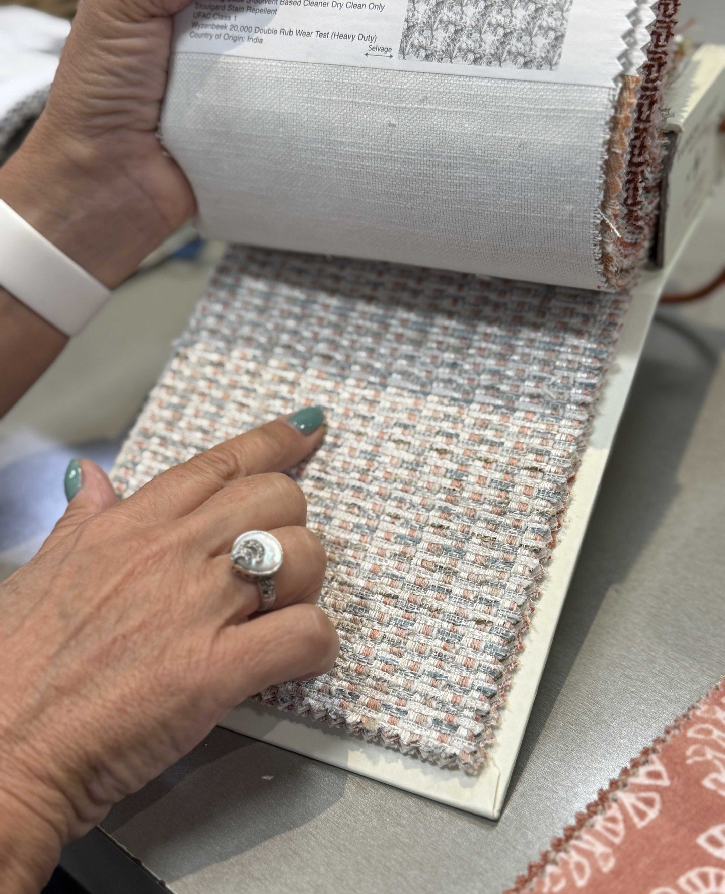 One design element that always works is texture. It adds warmth, color and layers to uniquely personalize your space. It may feel like. coloring outside the lines, but a variety of textures can truly change the ambiance in a room. 
.
.
#adlersri #adl