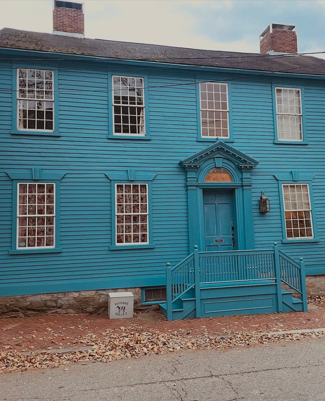 Now that's one gorgeous color!!! If you can dream it, we can create it.  #ColorYourWorld #PaintWithPassion #VibrantColors
.
.
#adlersri #adlersdesigncenter #adlershardware #designgoals #beautifulinteriors #hardwarestore #familyowned