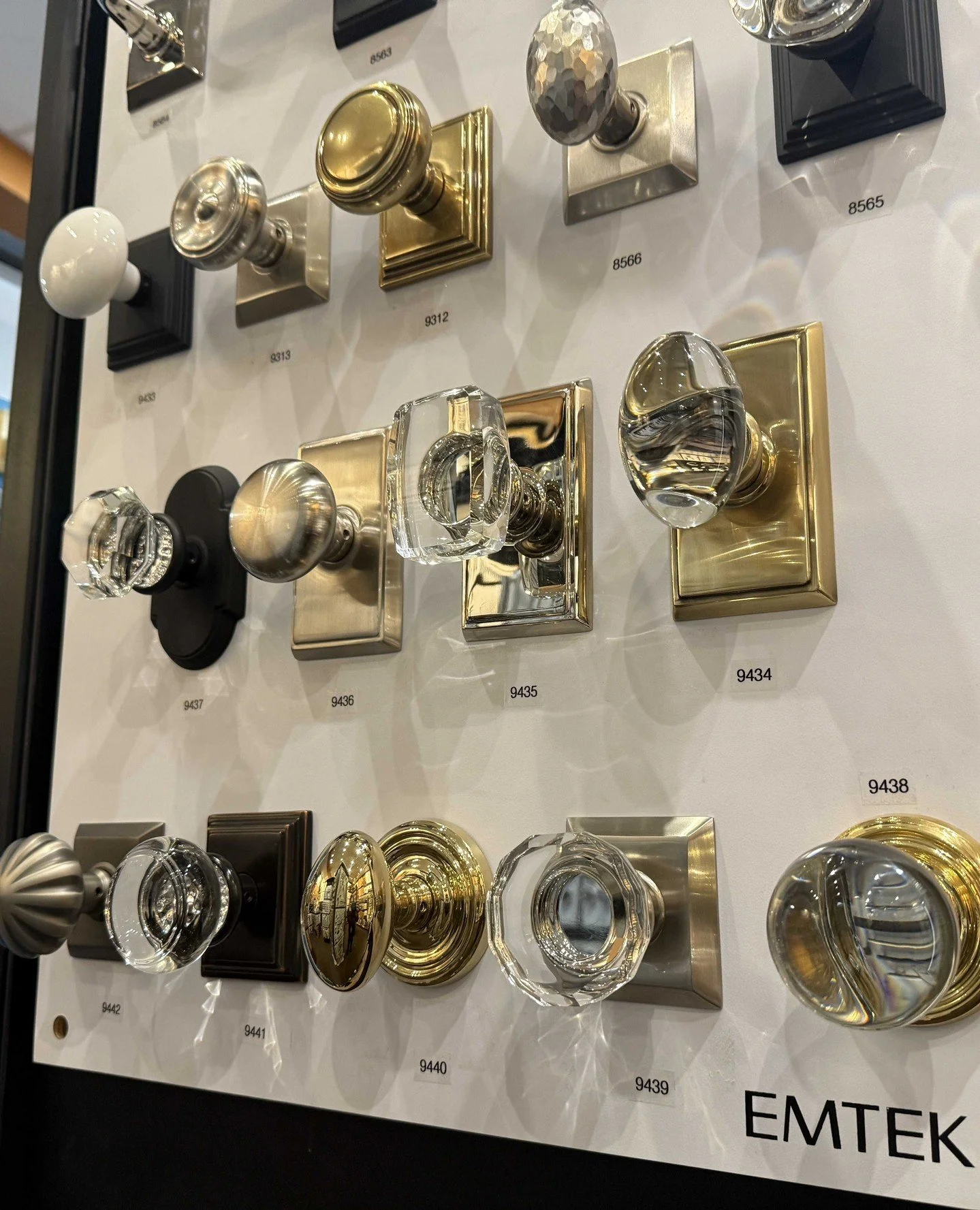 Designs that make a difference... 

Accent doors are trending. They are becoming a stylish way to add personality to your space, and pairing it with the perfect doorknob is absolutely next level! 😍

Check out these beautiful options, let us know in 