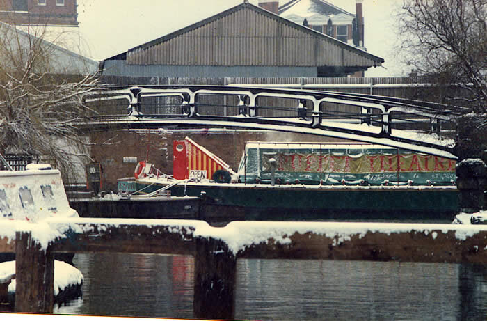 bargeCamdenwinter_000.jpg