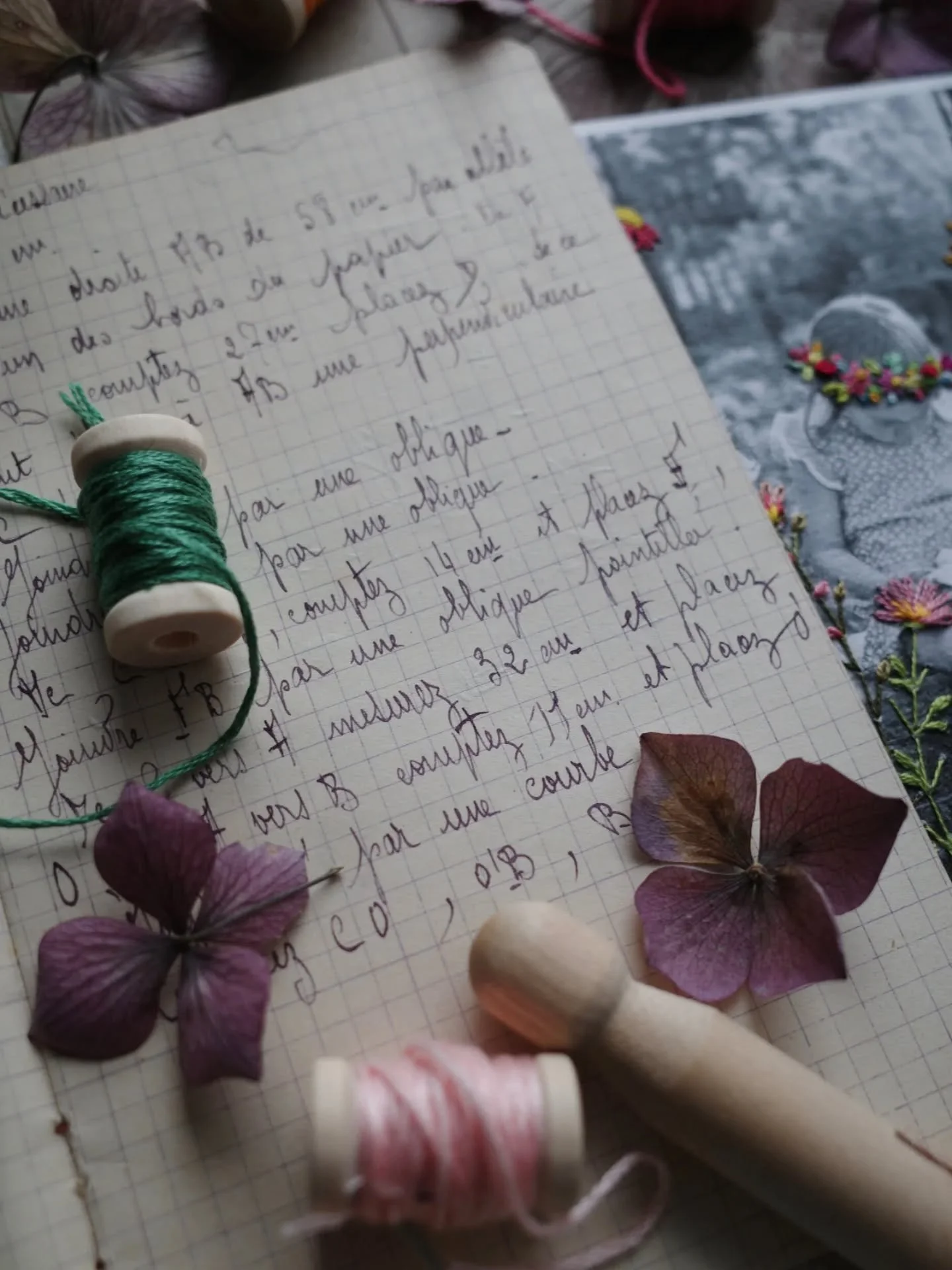 &Eacute;toffe n&eacute;cessaire

2025 m&rsquo;a laiss&eacute;e
au bord du trop-plein.
Un burn-out d&rsquo;&eacute;motions, d&rsquo;infos,
tu sais&hellip; j&rsquo;en ai d&eacute;j&agrave; parl&eacute;.

Alors j&rsquo;ai fait du vide.
Dans la t&ecirc;t