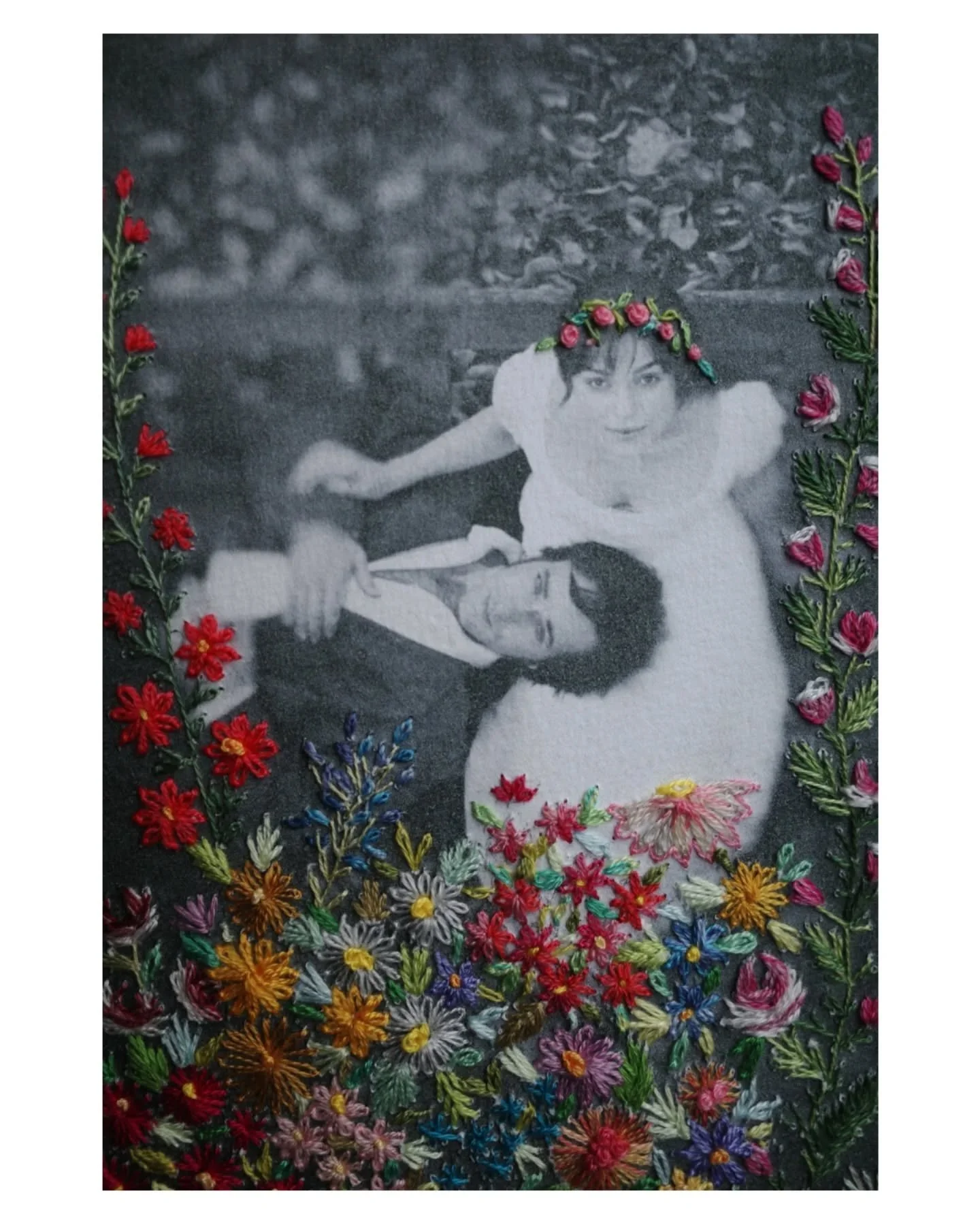 Je suis un peu discr&egrave;te par ici ces temps-ci.
La vie a ses plis, ses apart&eacute;s, ses petites raisons personnelles qui demandent qu&rsquo;on parle plus bas.
Mais l&rsquo;amour m&rsquo;a fait passer une t&ecirc;te par la porte.
Juste une.
Pa