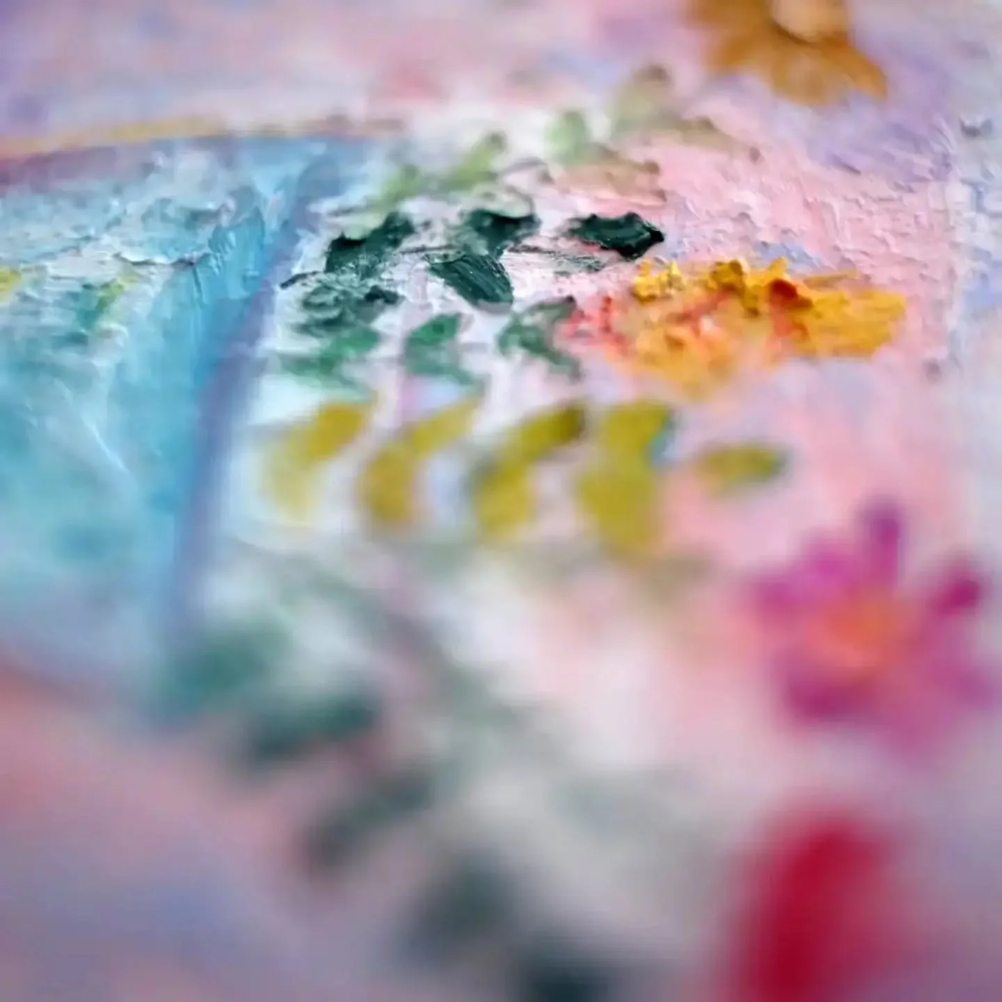 Changement de mati&egrave;re pour pr&eacute;parer la fin de l'hiver... 
Les pastels annoncent les fils . 
Les croquis s'amoncellent, l'atelier devient carnet. 

#embrodery 
#pastel 
#croquis