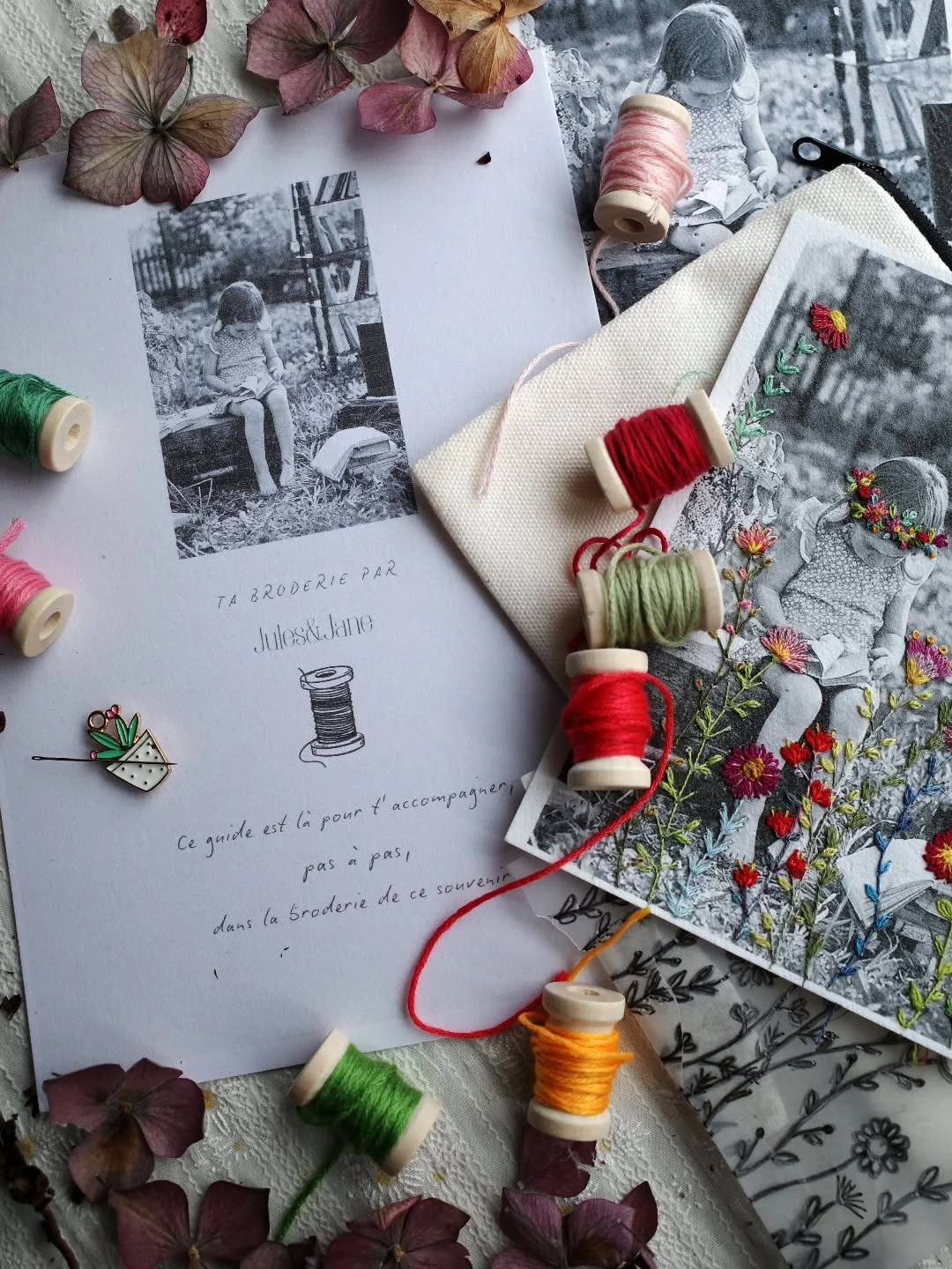 Broder des fleurs,
Poser des couleurs
Inventer des mots,
C&rsquo;est toi qui cr&eacute;es la po&eacute;sie. 

🧵🌸✒️🩷🧵🌸✒️🩷🧵🌸✒️🩷🧵

Si l&rsquo;id&eacute;e te chatouille les doigts et le c&oelig;ur,
ce kit t&rsquo;attend tranquillement dans ma b