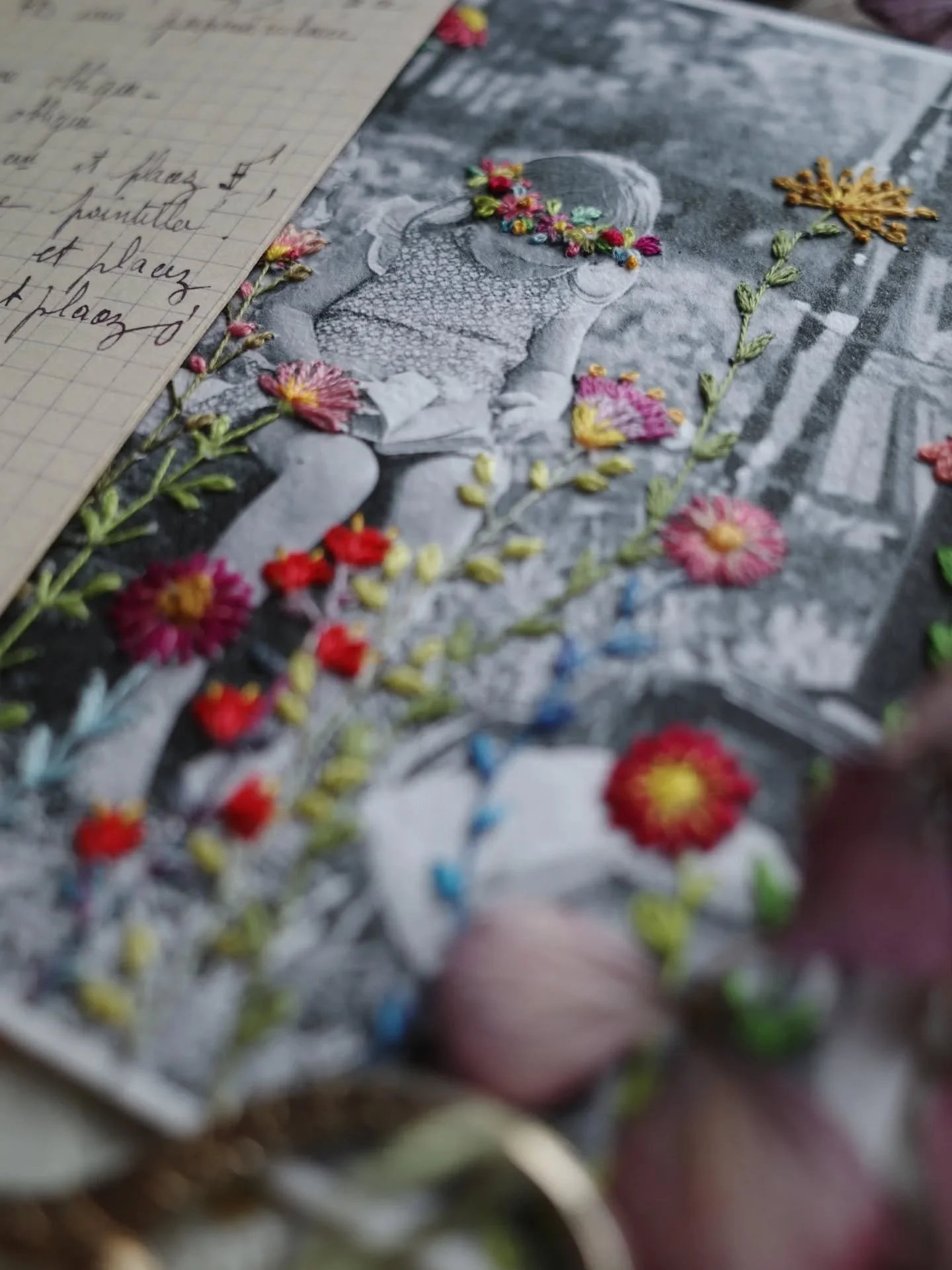 Points &agrave; points, pas &agrave; pas
Qui donc appara&icirc;t par l&agrave; ?
Points &agrave; points, pas &agrave; pas
Mon p&rsquo;tit fil me le dira

Fil &agrave; fil dans la lumi&egrave;re
L&rsquo;aiguille avance fi&egrave;re
Point devant, point