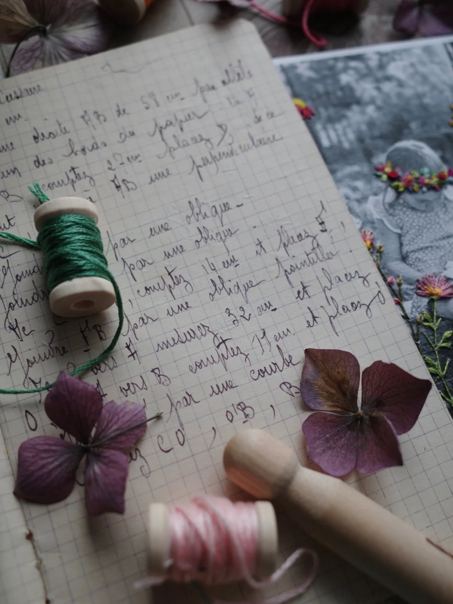 &Eacute;toffe n&eacute;cessaire

2025 m&rsquo;a laiss&eacute;e
au bord du trop-plein.
Un burn-out d&rsquo;&eacute;motions, d&rsquo;infos,
tu sais&hellip; j&rsquo;en ai d&eacute;j&agrave; parl&eacute;.

Alors j&rsquo;ai fait du vide.
Dans la t&ecirc;t