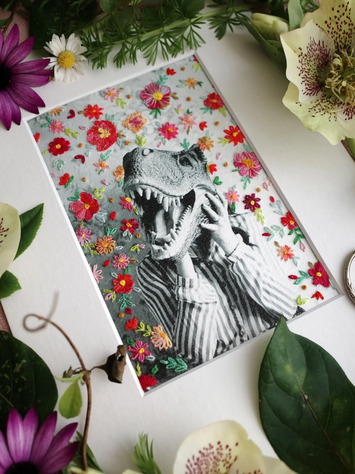 T-rex mum,
Le jour o&ugrave; la sage-femme a prononc&eacute; &ldquo;grossesse g&eacute;riatrique&rdquo;,
j&rsquo;ai lev&eacute; un sourcil.
Un seul.
Comme dans les films o&ugrave; l&rsquo;h&eacute;ro&iuml;ne comprend qu&rsquo;on se moque d&rsquo;elle