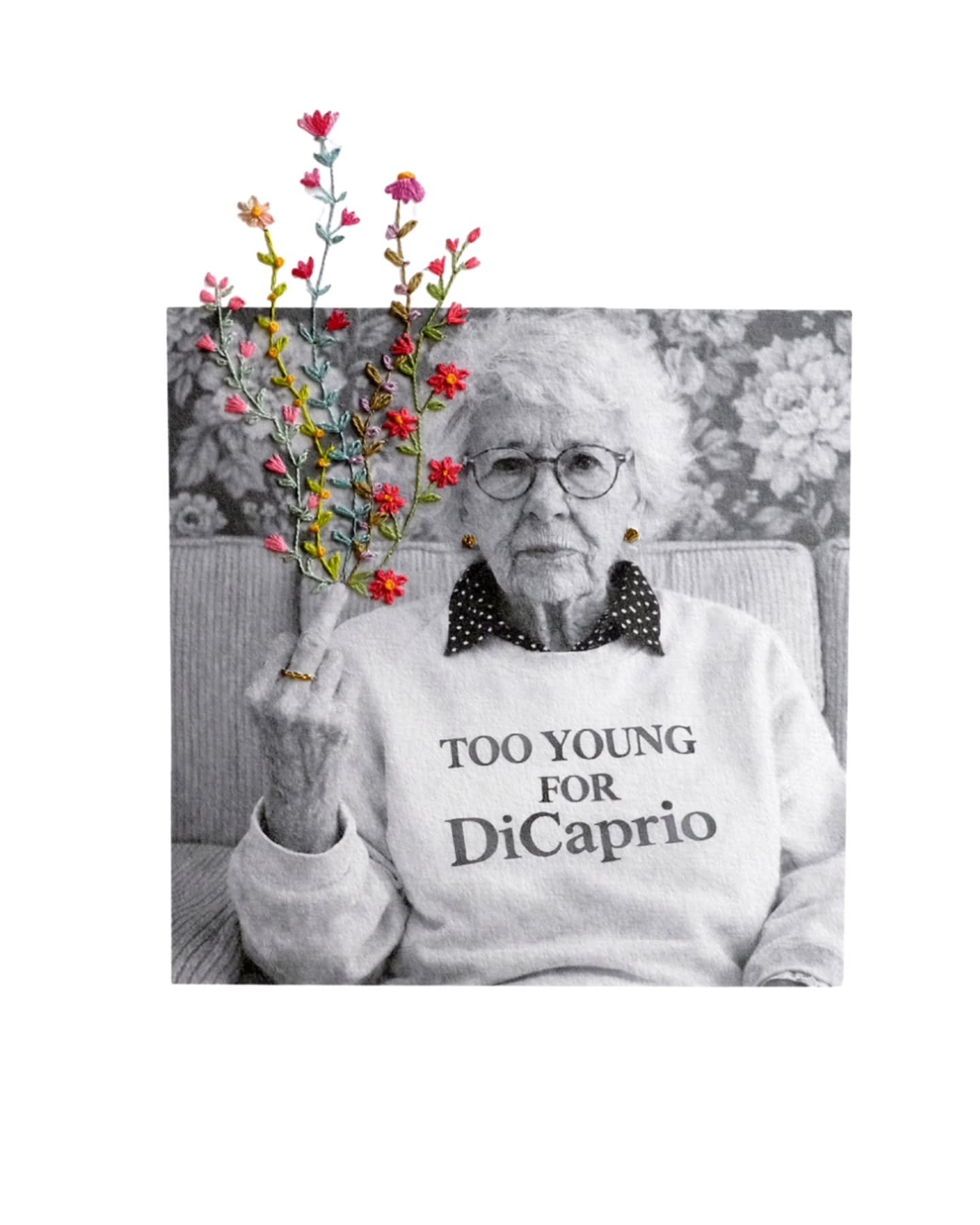 Au d&eacute;part, je voulais juste broder une petite insolence.
Une vieille dame tranquille, le doigt lev&eacute;, quelques fleurs qui poussent l&agrave; comme une mauvaise herbe bien d&eacute;cid&eacute;e &agrave; vivre sa vie.
Et sur son pull :

To