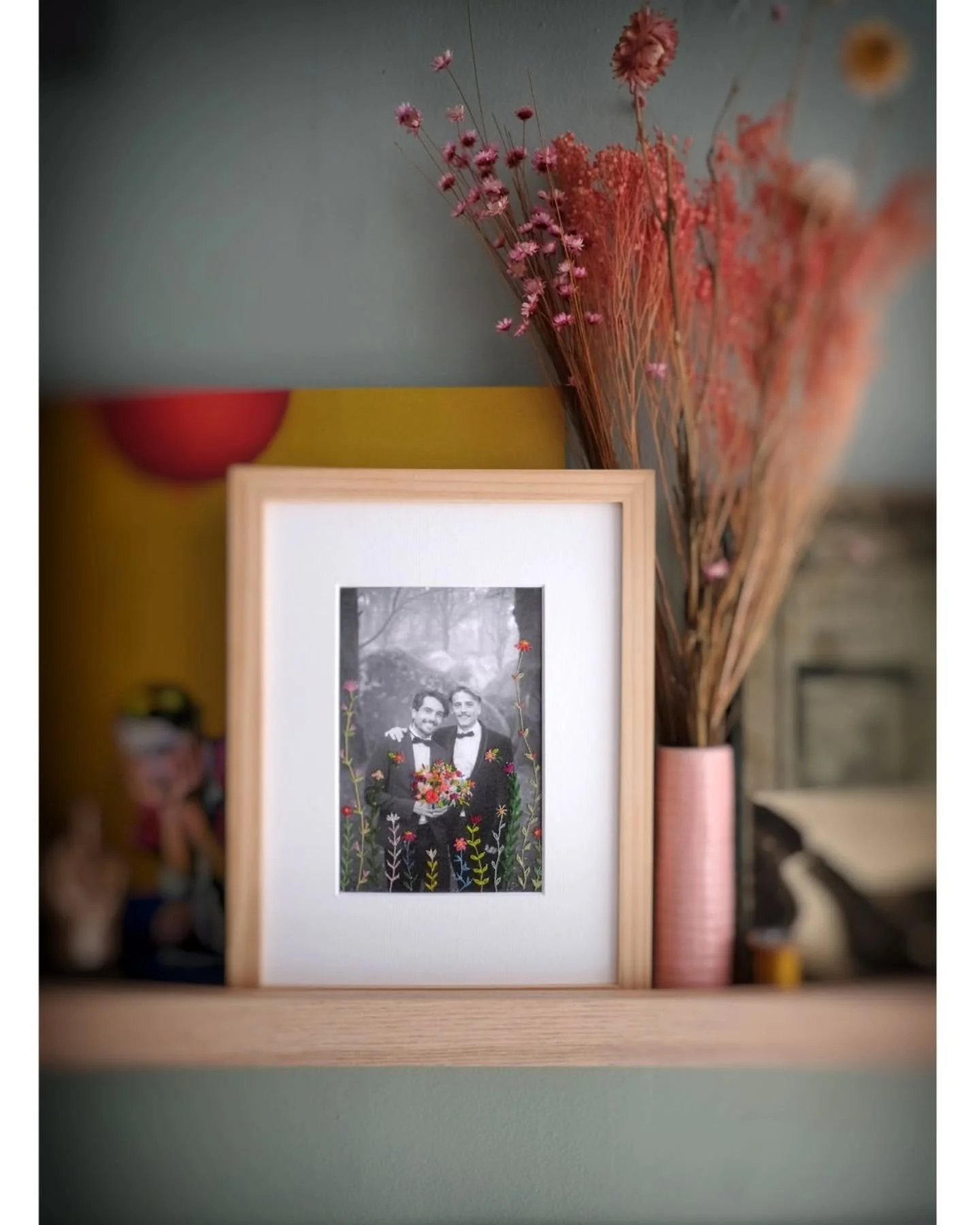 Au d&eacute;part il y avait cette photographie. Deux hommes bien coiff&eacute;s dans leurs beaux costumes, un bouquet serr&eacute; entre les mains et ce sourire particulier des jours o&ugrave; la vie d&eacute;cide d&rsquo;&ecirc;tre s&eacute;rieuse e