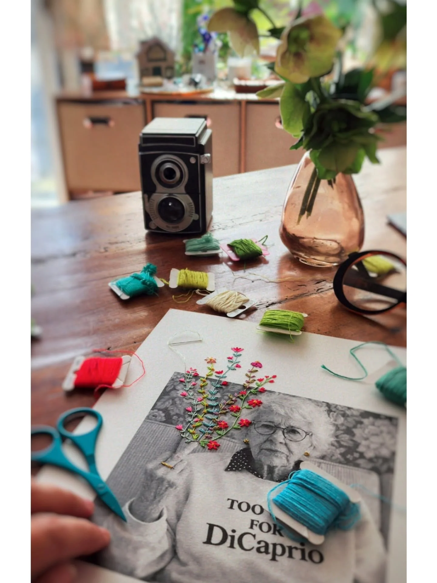 Je devais faire des photos d'une broderie de la nouvelle s&eacute;rie ,dans le jardin...
Et puis il y avait le lilas en fleurs ( hoooo), et les oiseaux qui se r&eacute;galent de ses bourgeons.
On a mesur&eacute; l'&eacute;rable ...et compt&eacute; se