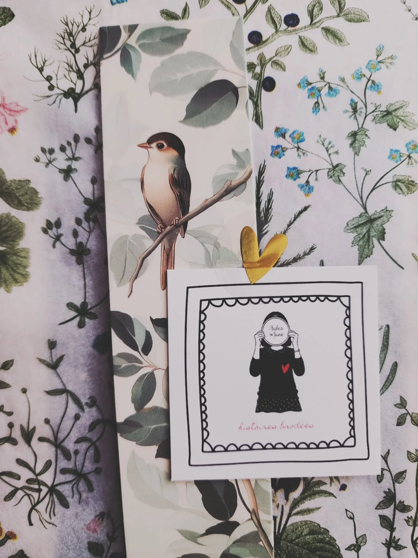 Tous diff&eacute;rents...
Les paquets de vos commandes ont tous leur petit truc particulier :la carte, le marque page, le petit c&oelig;ur...et m&ecirc;me le papier...
Hier j'ai choisi celui du printemps ,mais demain cela sera peut &ecirc;tre l'inspi