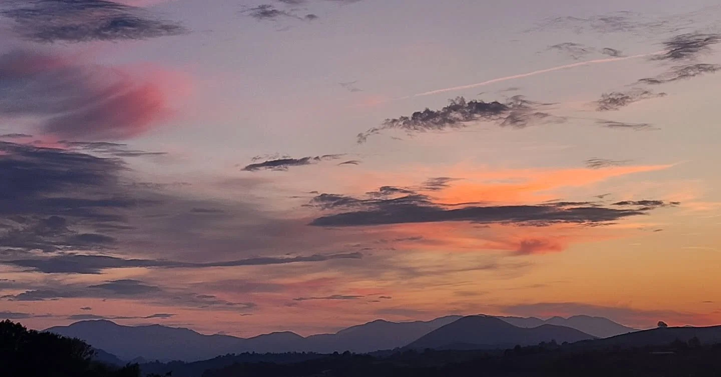 Alors la photo n'a rien &agrave; voir avec la suite, mais j'ai le blues des montagnes et des couchers de soleil de la maison.
Et puis je me suis dit que pour vous aussi c'est peut &ecirc;tre la reprise, et prendre un petit shoot de beau &ccedil;a ne 