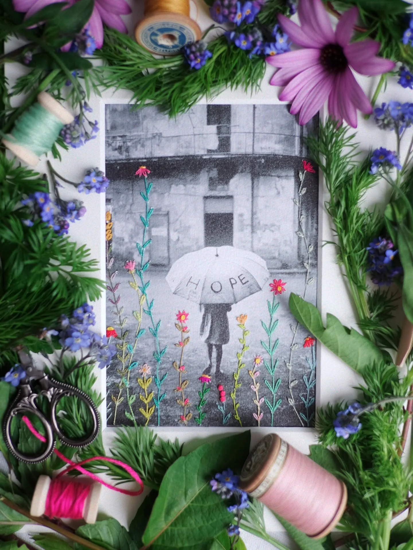 glisser des fleurs sur des mots et des mots dans les fleurs...

🏵️🌸🧵🪡✒️🪡🧵🌸🏵️

Si toi aussi tu aimes quand les fleurs, les photos et les mots se marient , tu peux explorer mon monde sur jules-and-jane.com ( le lien est en bio).
Et au milieu de