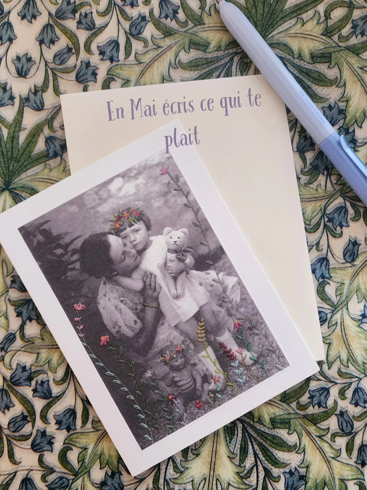 En Mai, &eacute;cris ce qui te plait ...

Tu le sais en ce moment je suis plong&eacute;e dans les vieilleries...
 C'est fou le nombre de vieilles cartes postales que j'ai pu emmagasiner .
Et tu sais ce qui me touche le plus bien souvent, ce sont les 