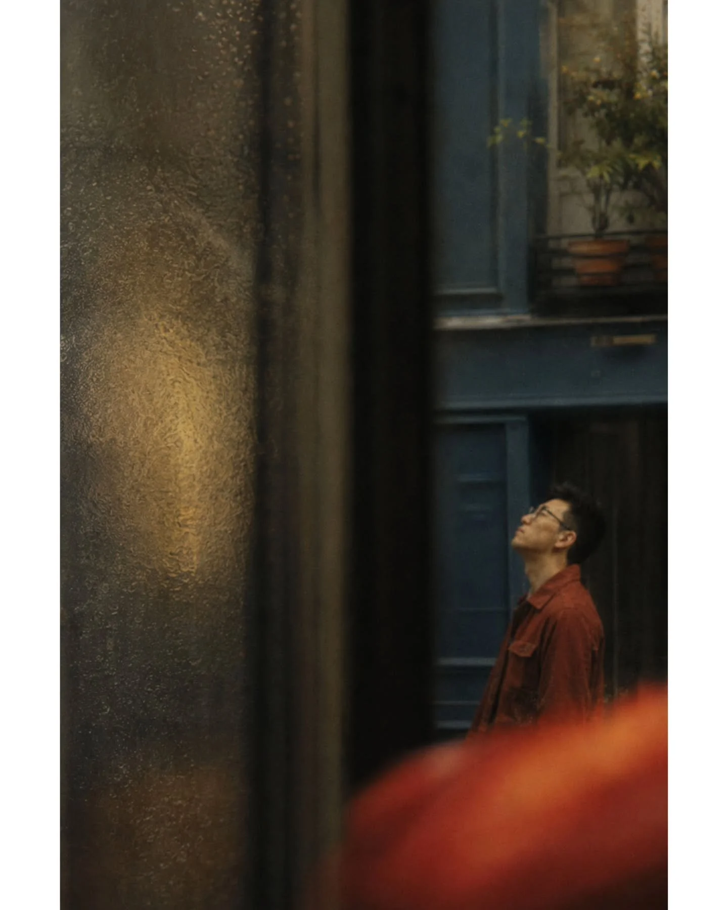 Au travers de la vitre, j'ai aper&ccedil;u un homme.
mais je ne sais pas si il &eacute;tait encore  homme tant il semblait dans un autre monde .
Paris continuait &agrave; &ecirc;tre Paris. Les voitures passaient, les portes claquaient, les gens regar