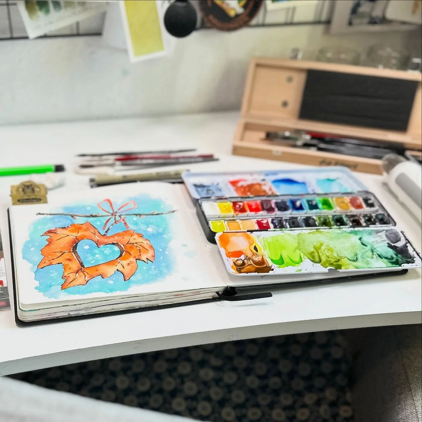 Herbstzeit, Malzeit! 🍂 🧡 In meinem letzten Livestream am Samstag haben wir dieses wundersch&ouml;ne Herbstblatt mit Aquarellfarben gemalt.

Du hast den Stream am Samstag verpasst? Kein Problem! Die Aufzeichnung ist gespeichert, so dass du jederzeit