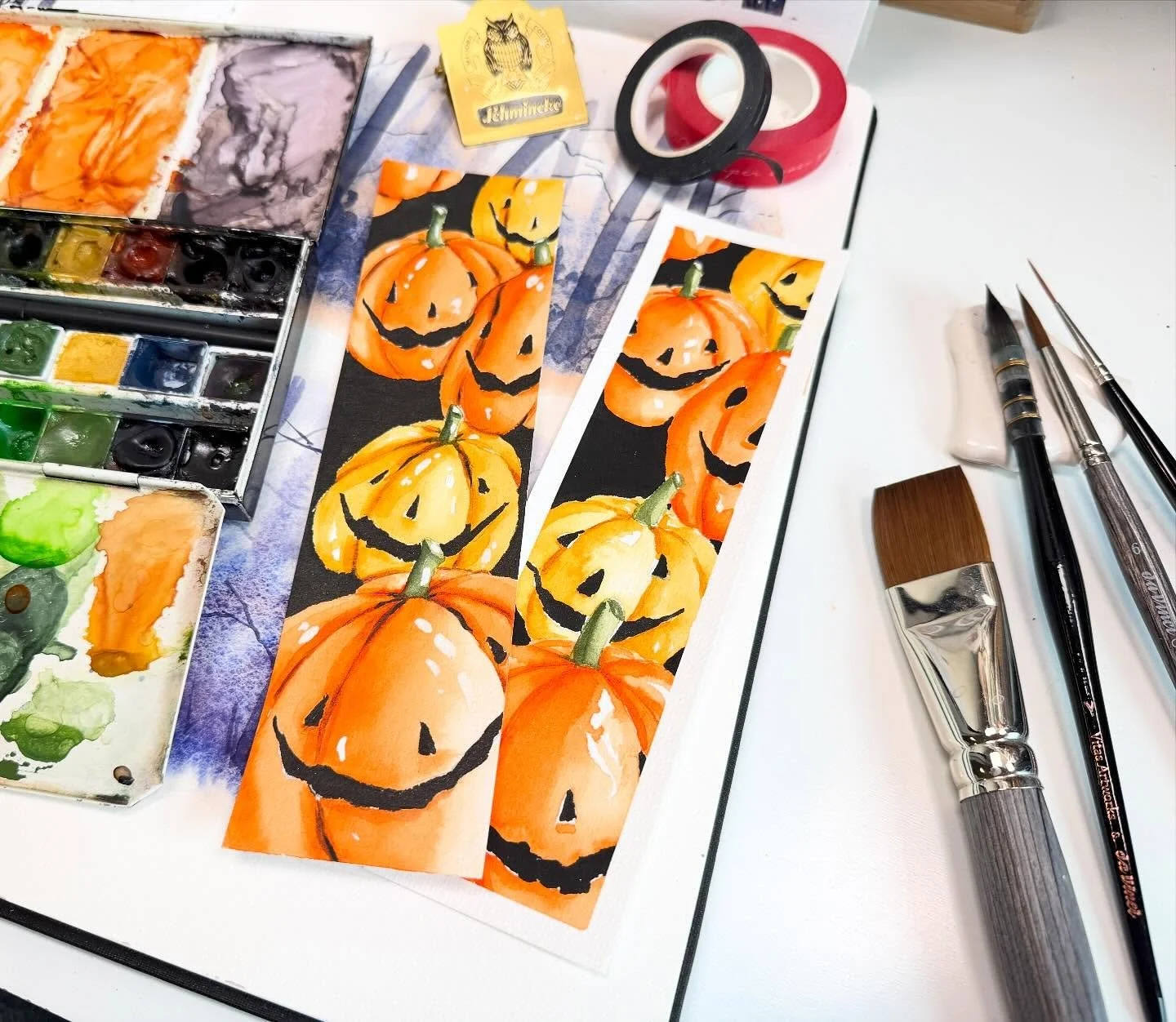 Happy Watercolorween 🎃👻🎃! In meinem letzten Livestream am Samstag haben wir dieses s&uuml;&szlig;e Spooky Lesezeichen 🔖 mit Aquarellfarben gemalt. Von der Skizze bis zum fertigen Lesezeichen. 

Du hast den Stream am Samstag verpasst? Kein Problem
