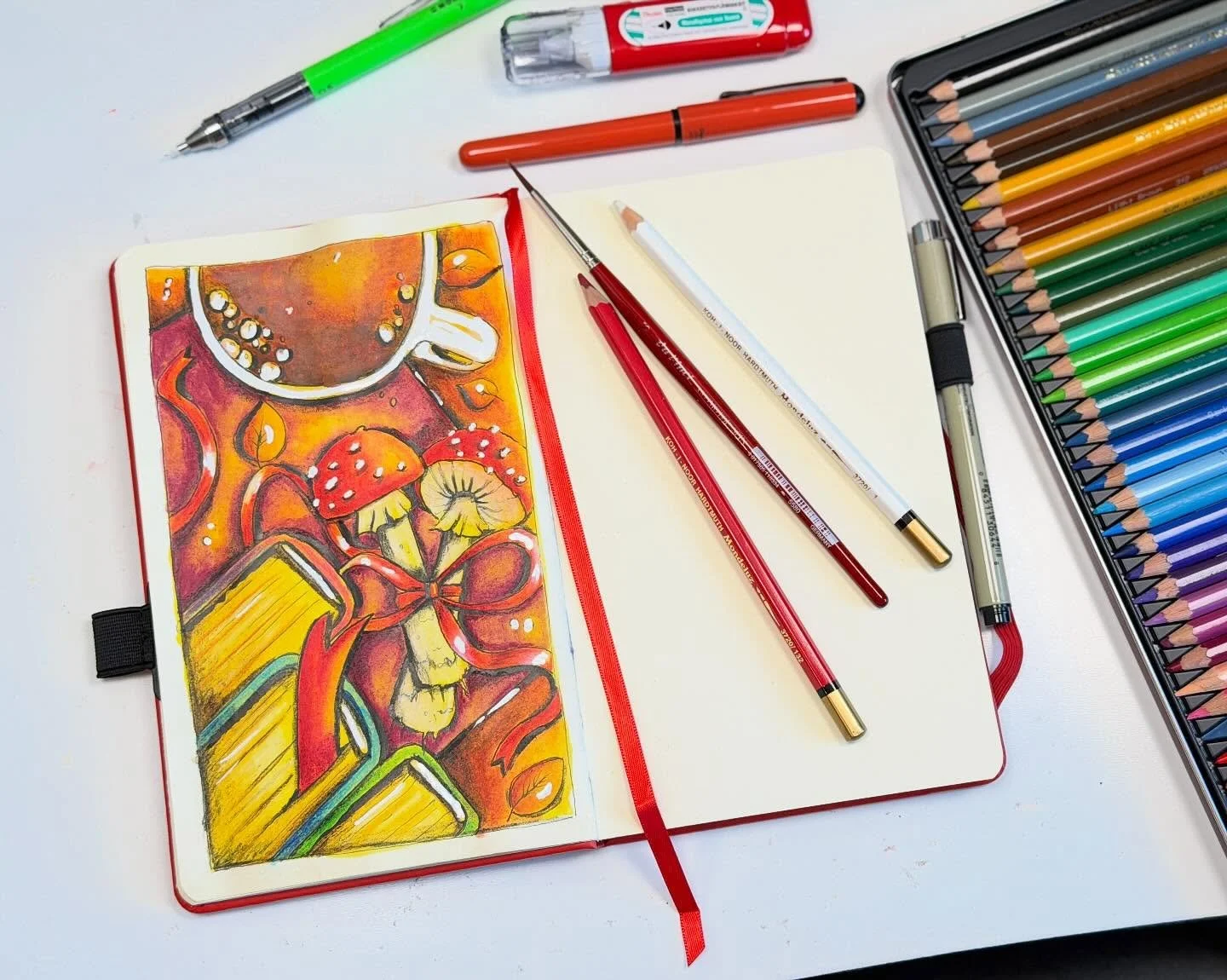 Fall in Love 🧡 
Materialien:
- Talens Art Creation Skizzenbuch A5
- KOH-I-NOOR MONDELUZ Aquarellfarbstifte
- Tombow MonoGraph Druckbleistift 
- Micron Fineliner Schwarz
- Octopus Write &amp; Draw Zeichentusche 
- Pentel Pocket Brush schwarz 
- Pente