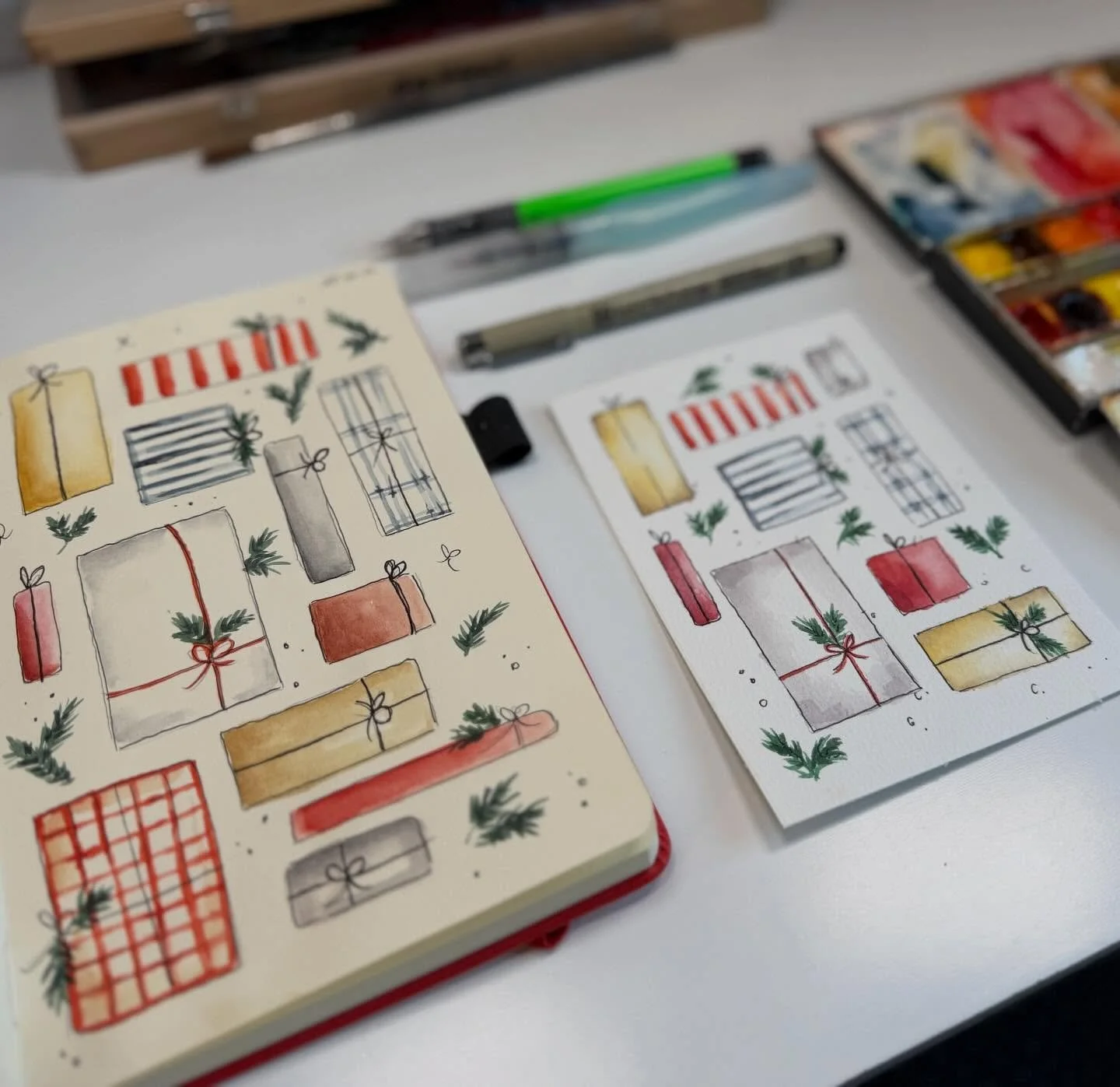 Weihnachtskarte selbst gestalten?! Jaaa 🎅🏼! Dann h&uuml;pft schnell r&uuml;ber zu unserem YouTube-Kanal, denn da ist seit letzter Woche ein neues Tutorial online. Link in der Bio ✨. 

Alle Materialien sind im Beitrag verlinkt und findest du in unse