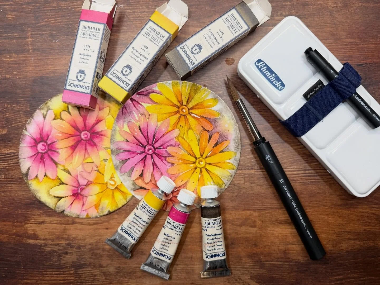 Eintauchen in die Geschichte... ✨🎨
Wusstet ihr, dass Farben Geschichten erz&auml;hlen? Ich habe mir die Historischen Aquarellfarben von Schmincke geschnappt und war absolut fasziniert von der Tiefe und Pigmentierung dieser besonderen T&ouml;ne. 💛🩷