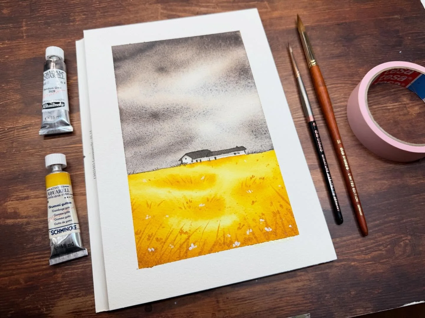 Hallo ihr Lieben! 💛👩&zwj;🎨🩶

Bereit f&uuml;r ein neues Aquarell-Projekt &uuml;ber die Feiertage? 
Dann male mit mir diese wundersch&ouml;ne Landschaft mit nur zwei Aquarellfarben von @schmincke_official dem (Retro Horadam Historische Farbt&ouml;n