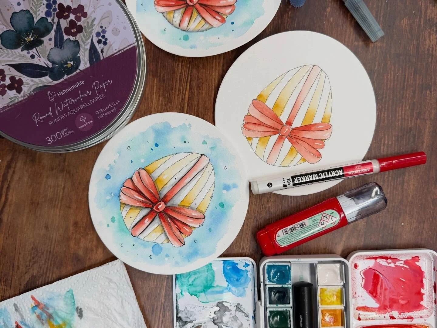 M&ouml;chtest du noch schnell ein paar Ostereier aufs Papier bringen? 🐣😉🤌🏻

Ja - dann h&uuml;pf schnell r&uuml;ber zu unserem YouTube Kanal, da findest du gratis eine Videoanleitung von der Skizze bis zum fertigen Ei. 🥚

🌷 Den Link zu unserem Y