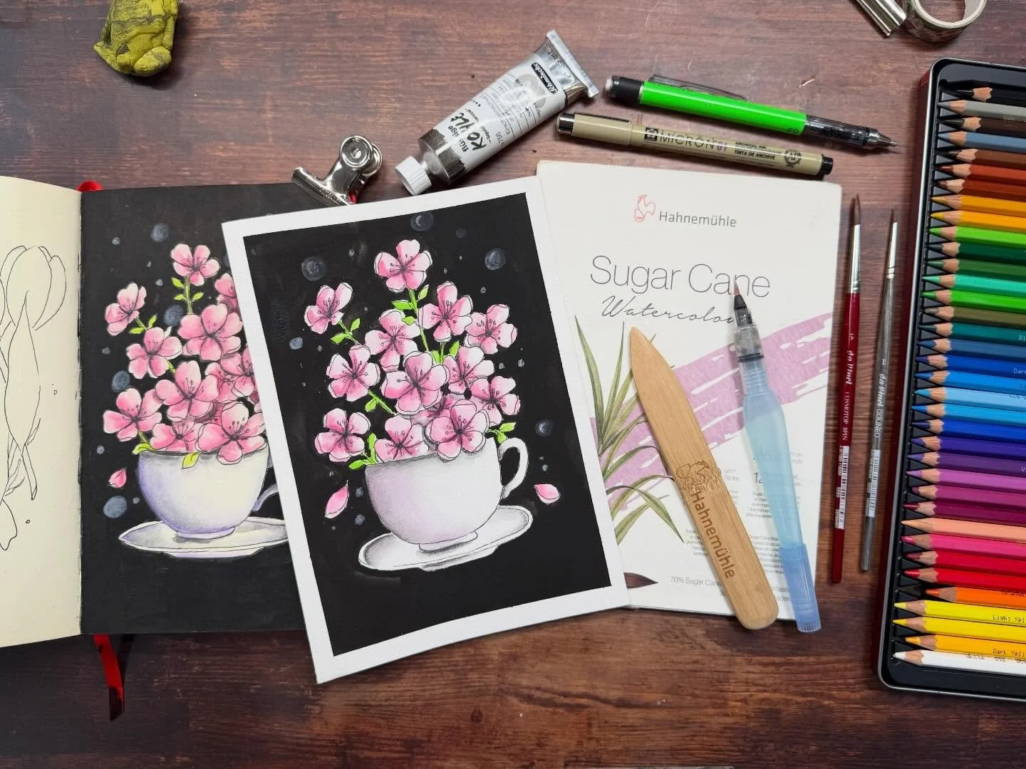 Neu auf unserem Patreonkanal Gustavson+ 🥰
Kirschbl&uuml;ten-Zauber - Von der ersten Skizze bis zum starken Kontrast 🌸

Besonders spannend ist diesmal der Material-Mix. Wir lassen die Bl&uuml;ten mit den @kohinoordeutschland MONDELUZ Aquarellstiften