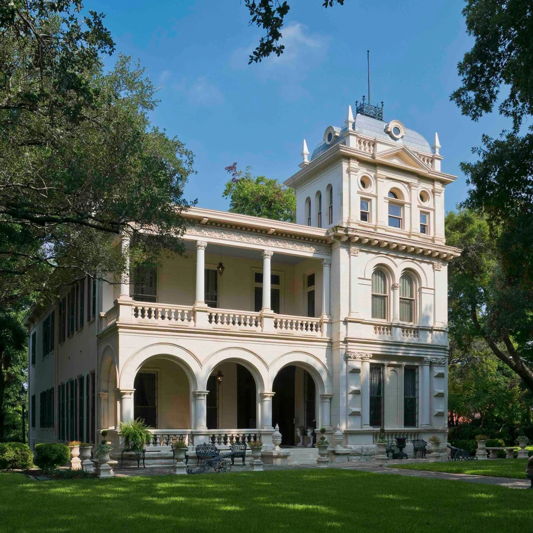 ✨ 🎀 2025 Holiday Home Tour 🏡 ❤️

Gather your friends and family for this holiday tradition and take the opportunity to view the inside of five beautiful King William homes as residents welcome you to Texas' first residential historic district.
Hist