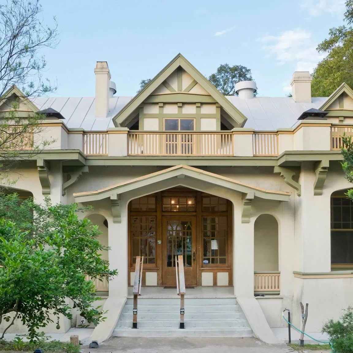 🌟 What an incredible Saturday it was at the King William Holiday Home Tour!  A big thank you to everyone who attended, volunteered, and helped us make this event a success. 

Special thanks to our wonderful sponsors, whose contributions made this Ho