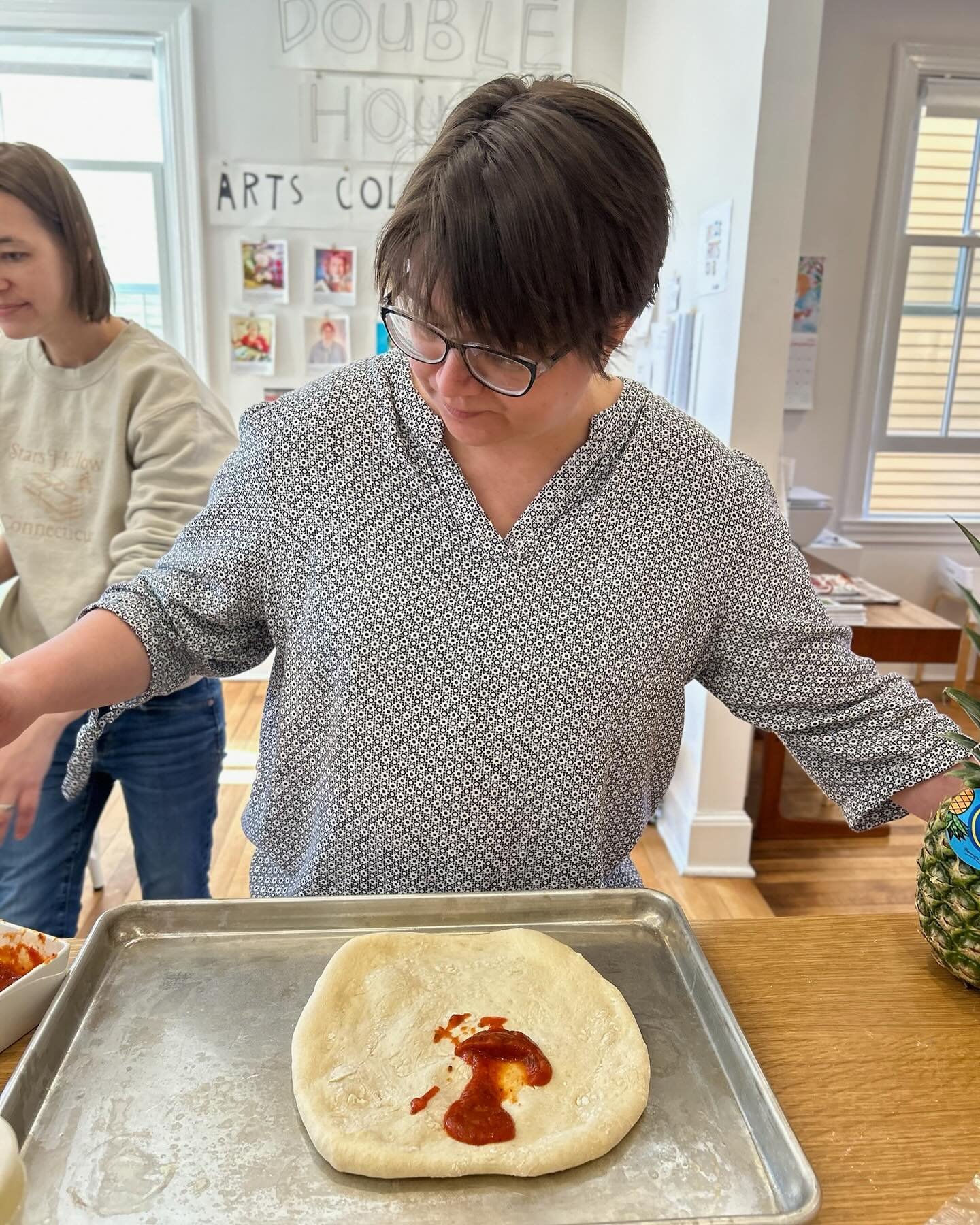 🍕 Pizza Art Workshop with Janet! 🍕 
@inkspotmojo @doublehouseartscollective 

Image Description: first photo, Janine putting sauce on pizza dough. Second photo, Janet and John making pizza. Third photo, Eben holding his pizza creation. Fourth and F