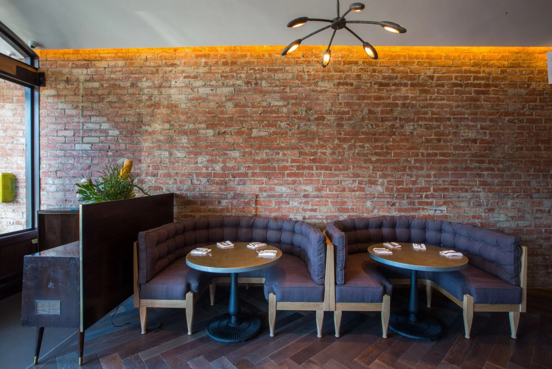 @Elizabethdaniels01 2518 Wilshire Blvd(Cadet)_Interior_Custom Tables.jpg