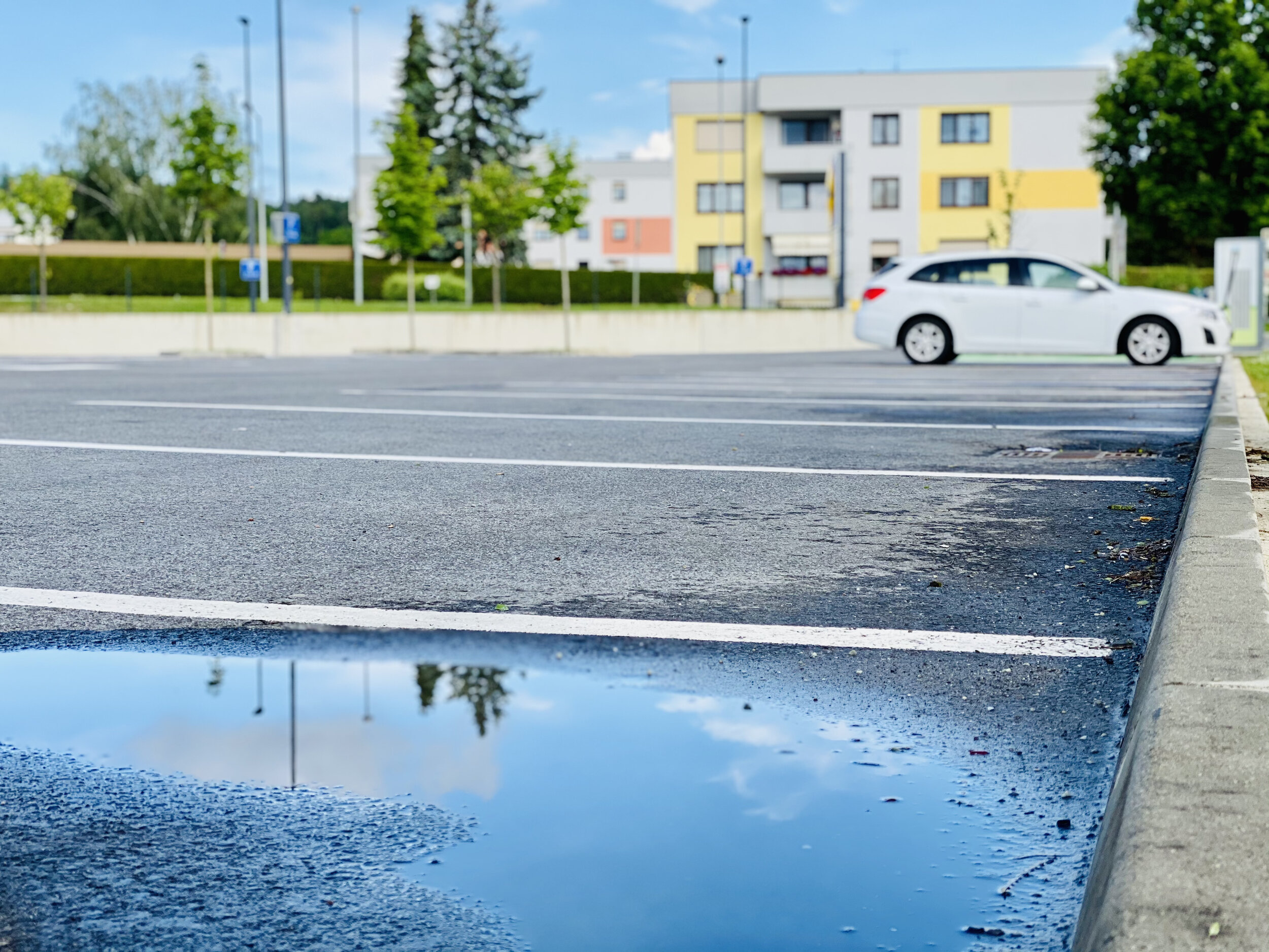 Platz für die zukünftigen BesucherInnen-Parkplätze. Der Wanderweg liegt dann neben dem Autostreifen.
