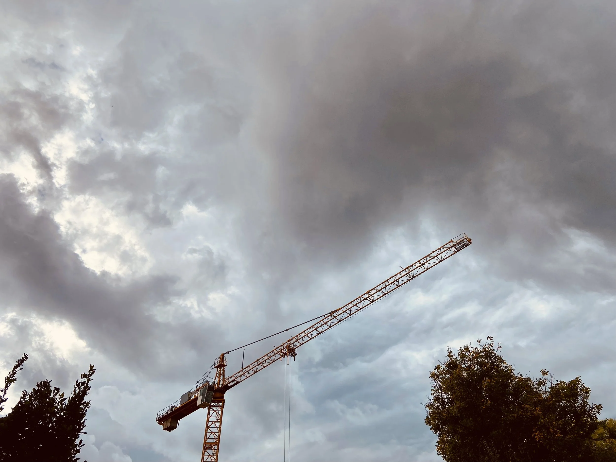 Kran am düsteren Wolkenhimmel