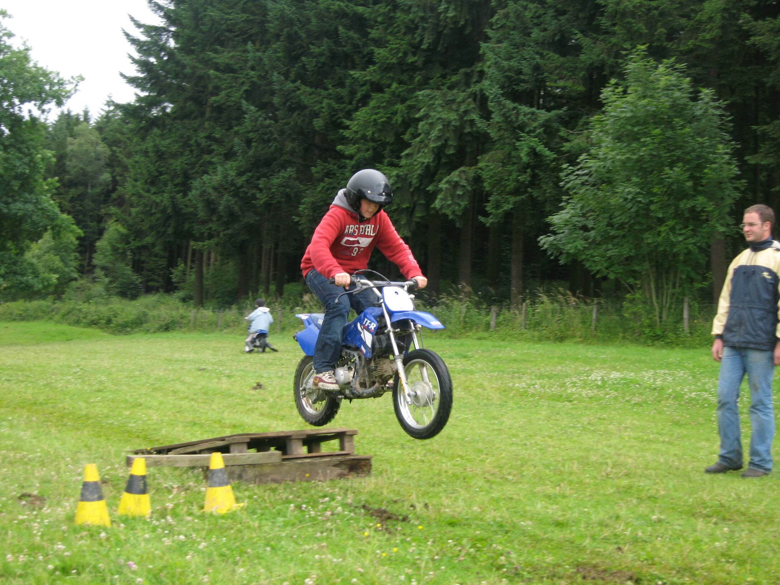 stage-ete-enfants-moto-champs-haras-du-sartay.jpg